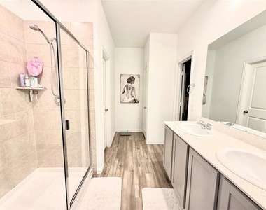 1601 Lake Grove Drive - Photo Thumbnail 13
