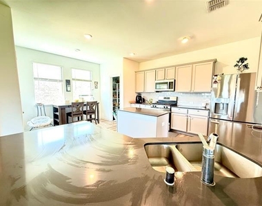 1601 Lake Grove Drive - Photo Thumbnail 4