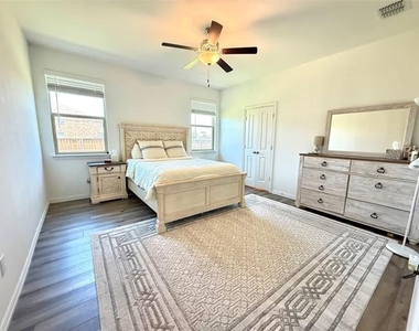 1601 Lake Grove Drive - Photo Thumbnail 12