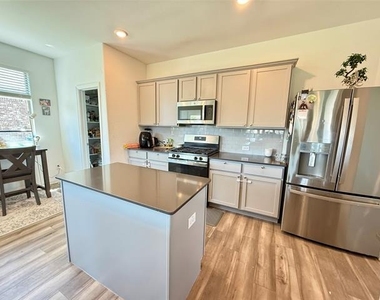 1601 Lake Grove Drive - Photo Thumbnail 6