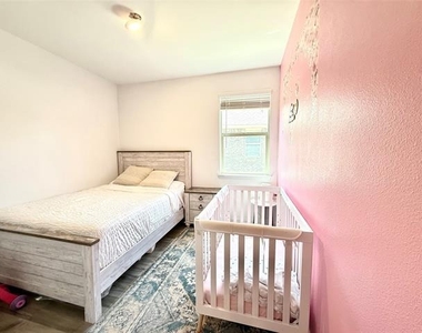 1601 Lake Grove Drive - Photo Thumbnail 15
