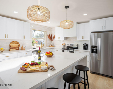 6002 E Hartford Avenue - Photo Thumbnail 8