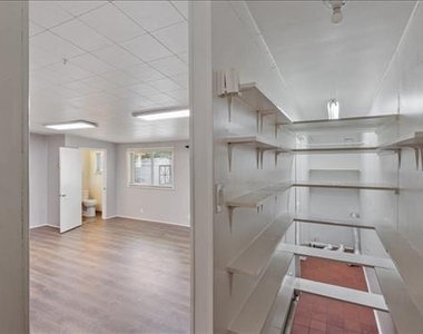 6321 Calmont Avenue - Photo Thumbnail 5