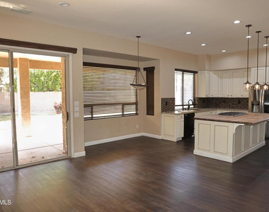 562 N Danielson Way - Photo Thumbnail 11
