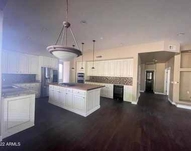562 N Danielson Way - Photo Thumbnail 9