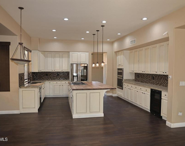 562 N Danielson Way - Photo Thumbnail 7
