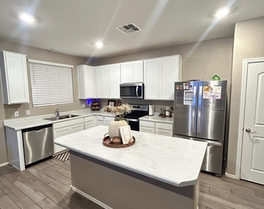 2710 N Mulberry Place - Photo Thumbnail 6