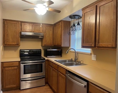 313 Joshua Street - Photo Thumbnail 3