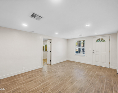 750 W 1st Place - Photo Thumbnail 3