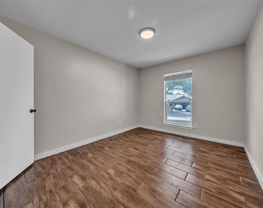 6801 Penhurst Drive - Photo Thumbnail 12