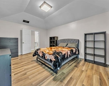6801 Penhurst Drive - Photo Thumbnail 16
