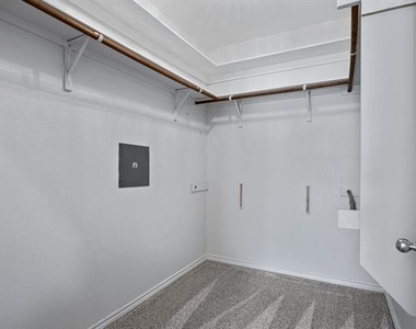 950 Henderson Street - Photo Thumbnail 12