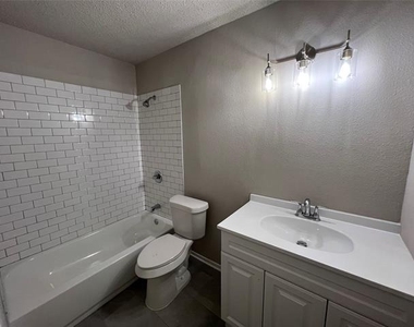 3021 Northridge Drive - Photo Thumbnail 7