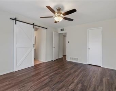 2601 Knoll Trail - Photo Thumbnail 7