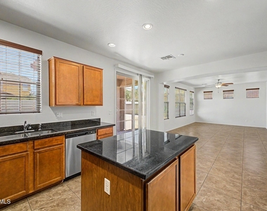 15102 W Westview Drive - Photo Thumbnail 12