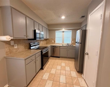 2834 Naples Drive - Photo Thumbnail 7