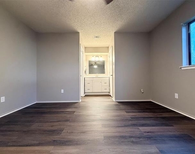 2834 Naples Drive - Photo Thumbnail 10