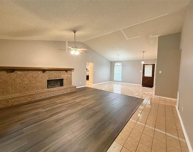 2834 Naples Drive - Photo Thumbnail 4