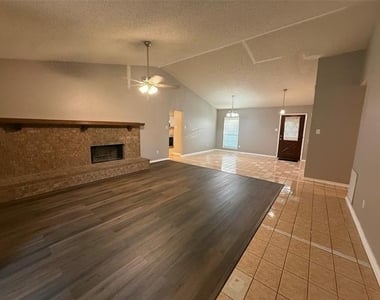 2834 Naples Drive - Photo Thumbnail 2