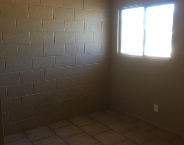 7010 N 68th Drive - Photo Thumbnail 7