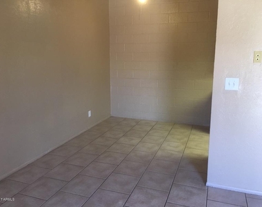 7010 N 68th Drive - Photo Thumbnail 3
