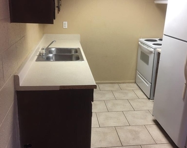 7010 N 68th Drive - Photo Thumbnail 2