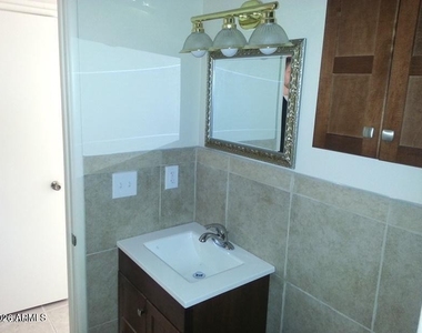 7010 N 68th Drive - Photo Thumbnail 15