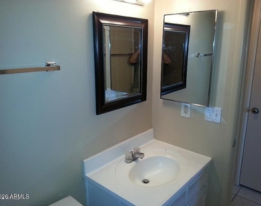 7010 N 68th Drive - Photo Thumbnail 18