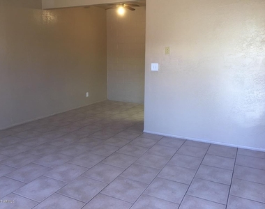 7010 N 68th Drive - Photo Thumbnail 4