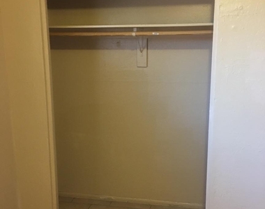 7010 N 68th Drive - Photo Thumbnail 6