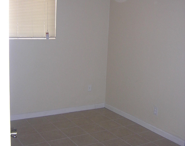 4940 E Holly Street - Photo Thumbnail 8