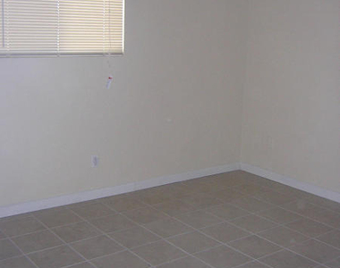 4940 E Holly Street - Photo Thumbnail 5