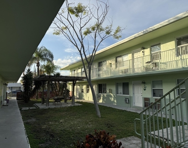 1118 N H Street - Photo Thumbnail 7