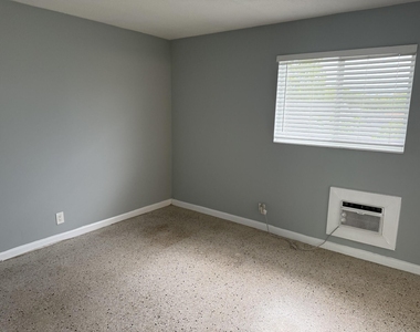 1118 N H Street - Photo Thumbnail 3