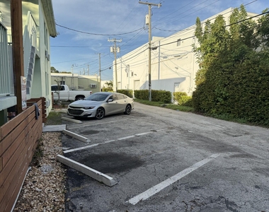 1118 N H Street - Photo Thumbnail 10