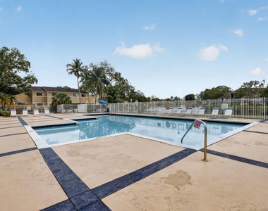 300 W Palm Cir Circle W - Photo Thumbnail 27