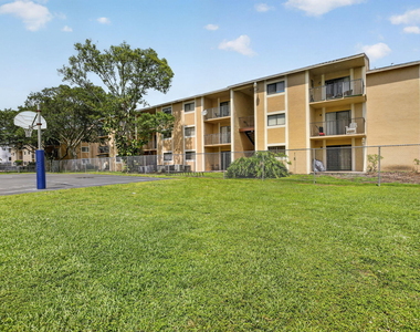 300 W Palm Cir Circle W - Photo Thumbnail 22