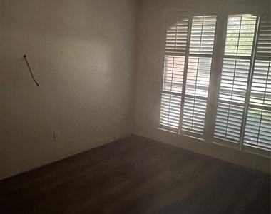 2807 Belknap Avenue - Photo Thumbnail 9