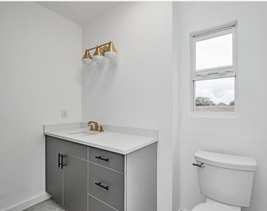 318 N E Street - Photo Thumbnail 11