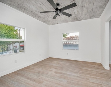 318 N E Street - Photo Thumbnail 2