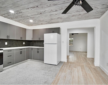 318 N E Street - Photo Thumbnail 9