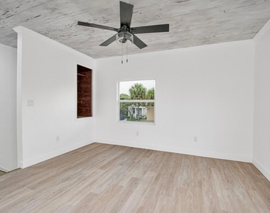 318 N E Street - Photo Thumbnail 3