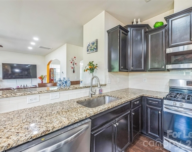 1012 Leland Drive - Photo Thumbnail 9