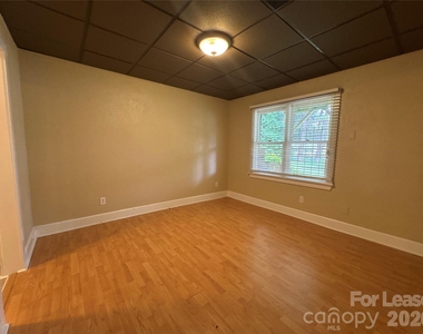 8024 Bradford Lane - Photo Thumbnail 9