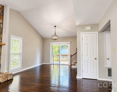 3317 Windsor Drive - Photo Thumbnail 4