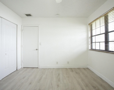 2646 Riverside Drive - Photo Thumbnail 8