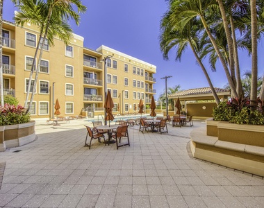511 Lucerne Avenue - Photo Thumbnail 2