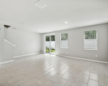 394 Salisbury Circle - Photo Thumbnail 2