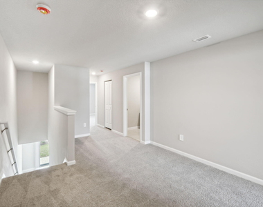 394 Salisbury Circle - Photo Thumbnail 10