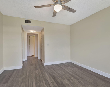 600 N Crestwood Ct Court N - Photo Thumbnail 16